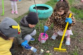 „Cu grebla apoi greblăm, Pomii toți cu var îi dăm, De dăunători scăpăm!”🌳