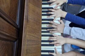 🎶 La Grădinița Angel Kids, muzica construiește aripi de vise!🎹 🎼Mânuțe curioase ating clapele pianului, iar „Vântul bate frunzele” se transformă într-o poveste muzicală alături de prof. Maximilian Husaru. 🍂🎹