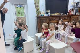 Poezia și pictura s-au împletit frumos  cu muzica. Dacă vântul cântă din vioară, la noi clapele pianului au adus ecoul toamnei în sufletele copiilor. Mulțumim domnului profesor Husaru Max pentru momentele pline de armonie și inspirație! 🎹