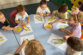 Educație prin joacă, imaginație și zâmbete!       Astăzi, creativitatea copiilor noștri a prins culoarea soarelui! 🌞 Tema zilei: Porumbul 🌽 – galbenul veseliei, al energiei și al bunei dispoziții.